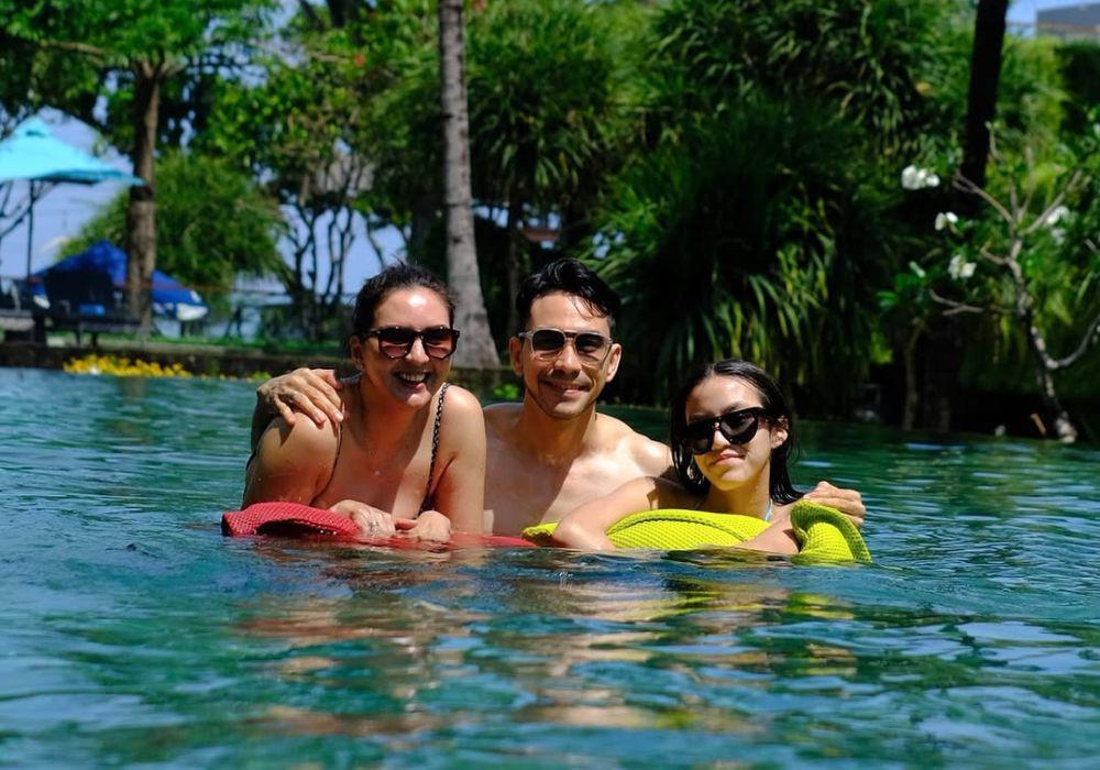7 Potret Liburan Darius Sinathrya dan Keluarga di Bali, Menyenangkan!
