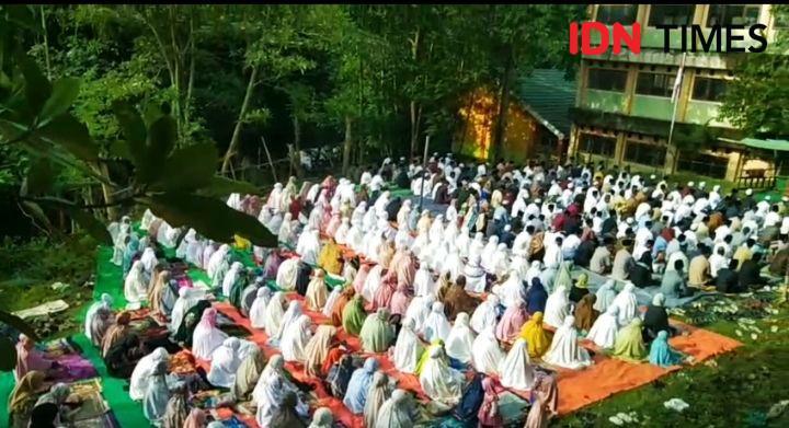 Ratusan Warga Kota Bima Gelar Salat Idul Fitri Lebih Awal di Ntobo