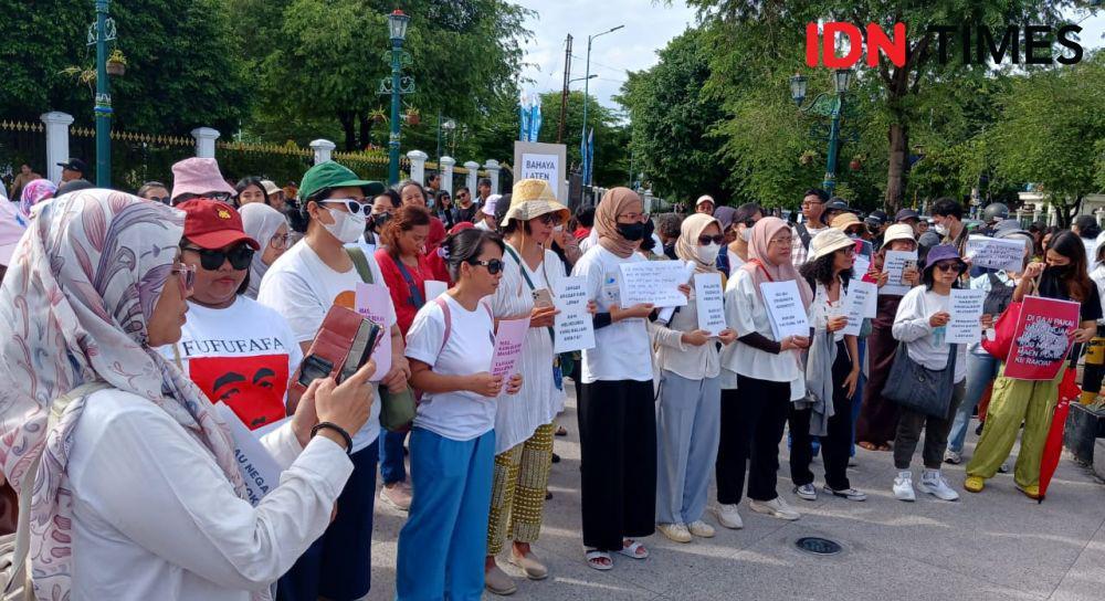 Tolak UU TNI dan Bela Mahasiswa, Perempuan Jogja Turun ke Jalan