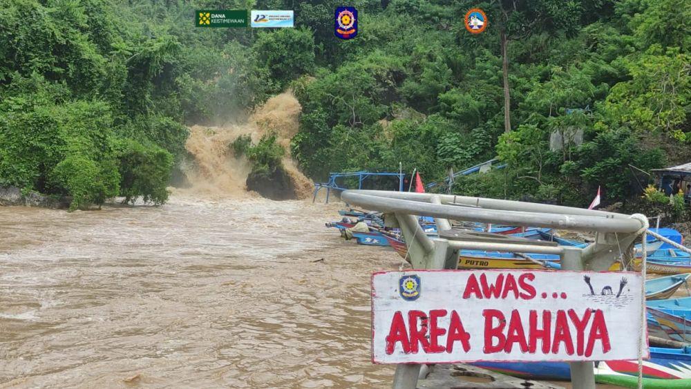 Hujan Lebat, Aliran Sungai Bawah Tanah Pantai Baron Meluap