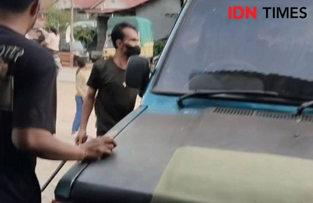 Pria di Kubu Raya mengamuk minta jatah air kaleng. (IDN Times/istimewa).