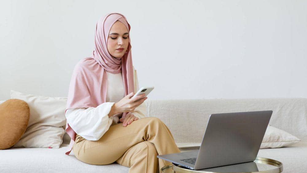 ilustrasi seseorang meminta maaf secara online (pexels.com/Artem Podrez)