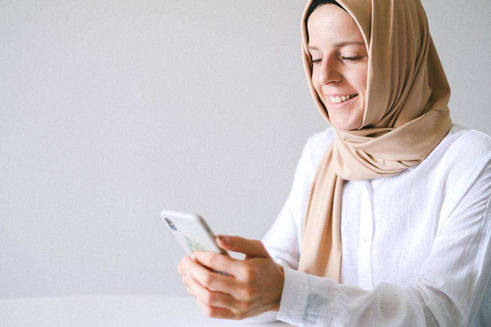 ilustrasi seseorang muslim memegang ponsel (pexels.com/Anna Shvets)