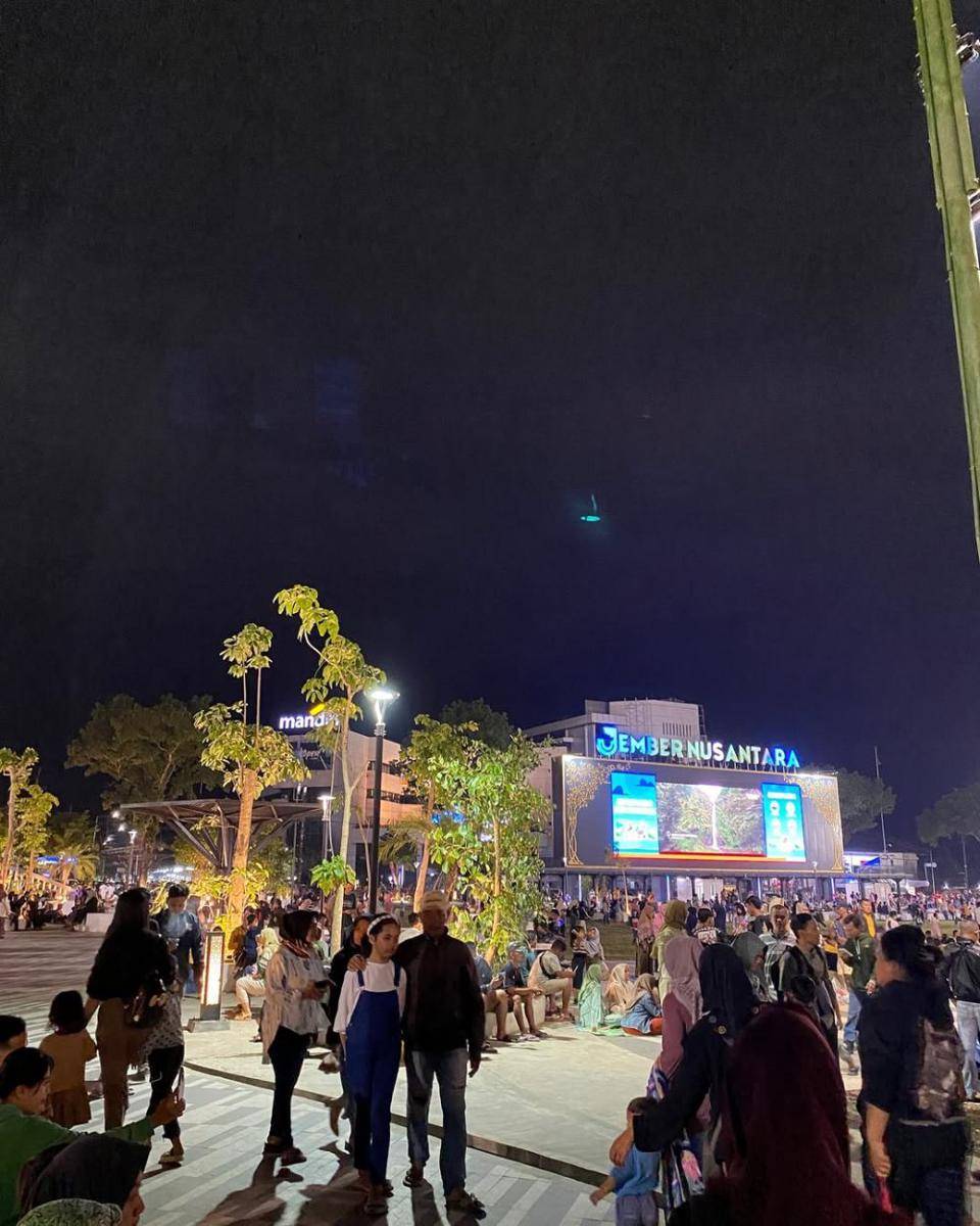 suasana Alun-alun Jember pada malam hari (instagram.com/explorejember_)