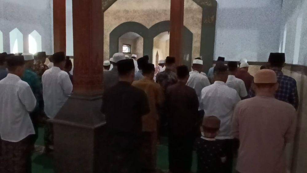 Jemaah pesantren Al Khoiriyah di Tulungagung menggelar Salat Ied hari ini. IDN Times/ Bramanta Pamungkas