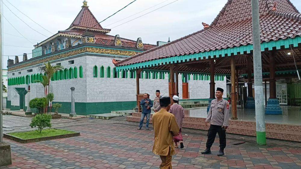 Jemaah pesantren Al Khoiriyah di Tulungagung menggelar Salat Ied hari ini. IDN Times/ Bramanta Pamungkas