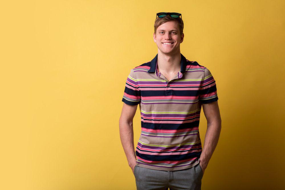 ilustrasi polo shirt (freepik.com/svetlanasokolova)