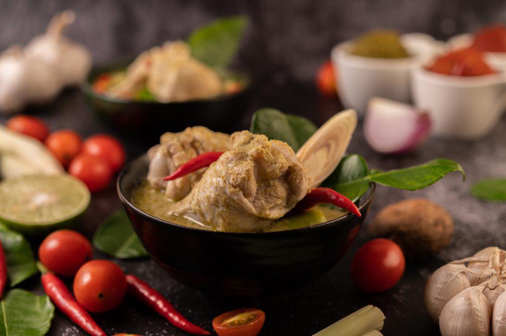 Resep Opor Ayam Bumbu Kuning Pedas, Bikin Ketagihan!