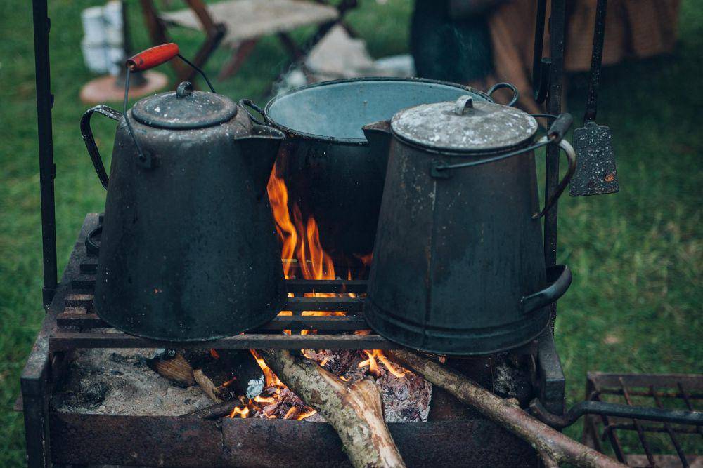 ilustrasi memasak saat camping