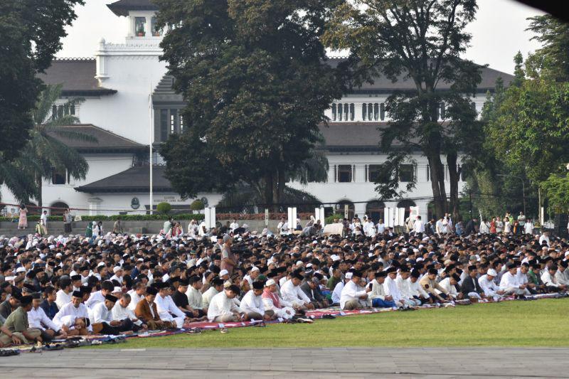 6 Warga Kecopetan Saat Salat Idul Fitri di Lapangan Gasibu