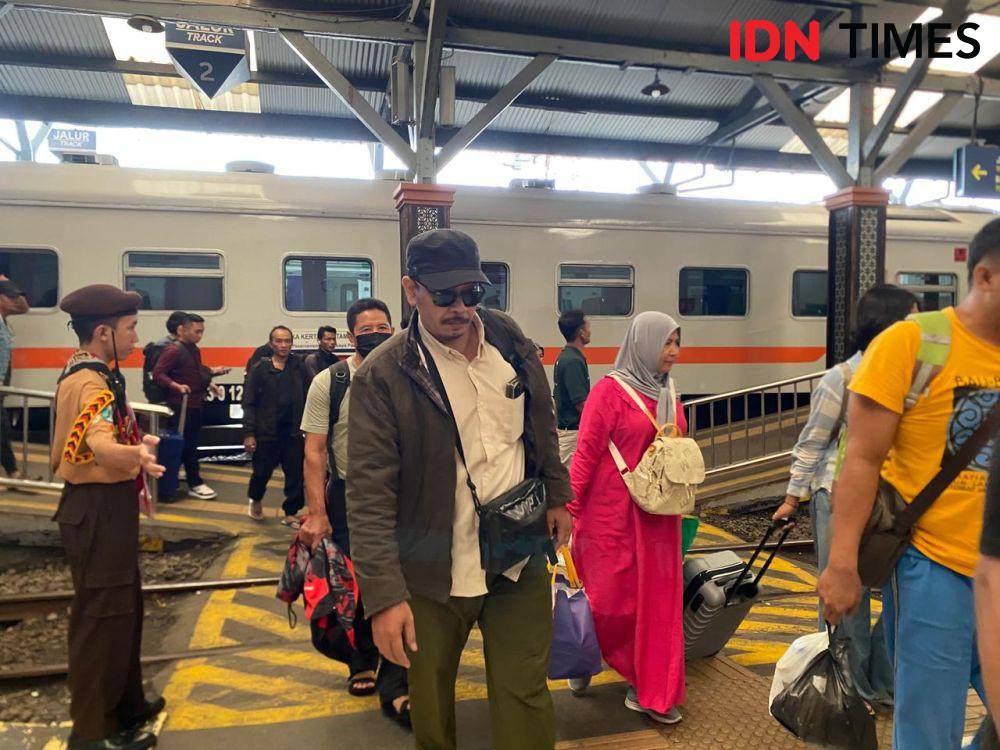 Ilustrasi Suasana H-1 Lebaran di Stasiun Surabaya Pasarturi, Minggu (30/3/2025). (IDN Times/Khusnul Hasana)
