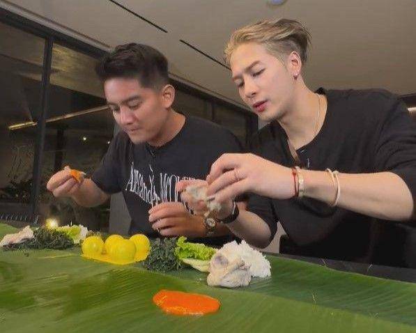 Boy William dan Jackon Wang makan ayam pop (tiktok.com/@boywilliam)