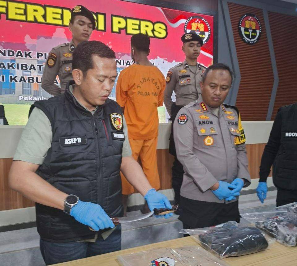 Direktur Reserse Kriminal Umum Polda Riau Kombes Pol Asep Darmawan saat memperlihatkan pisau yang digunakan pelaku untuk menikam para korban (IDN Times/ Fanny Rizano)