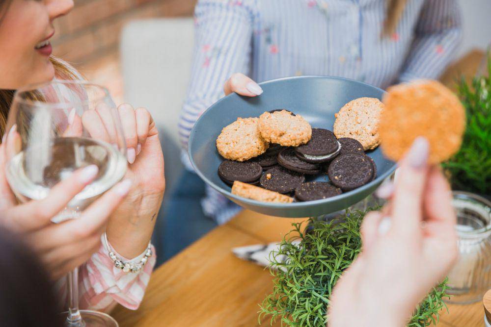 Ilustrasi makan coockies dengan teman (freepik.com/freepik)