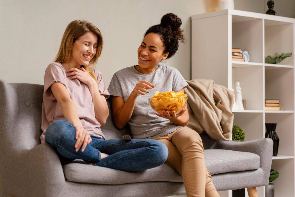 Ilustrasi wanita duduk ngobrol di sofa (freepik.com/freepik)
