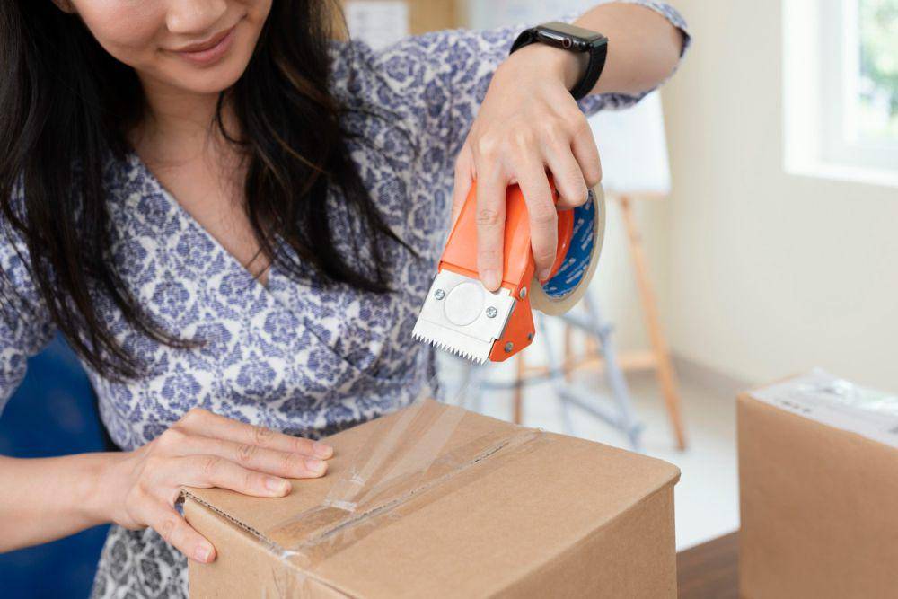 Ilustrasi wanita sedang packing (freepik.com/freepik)