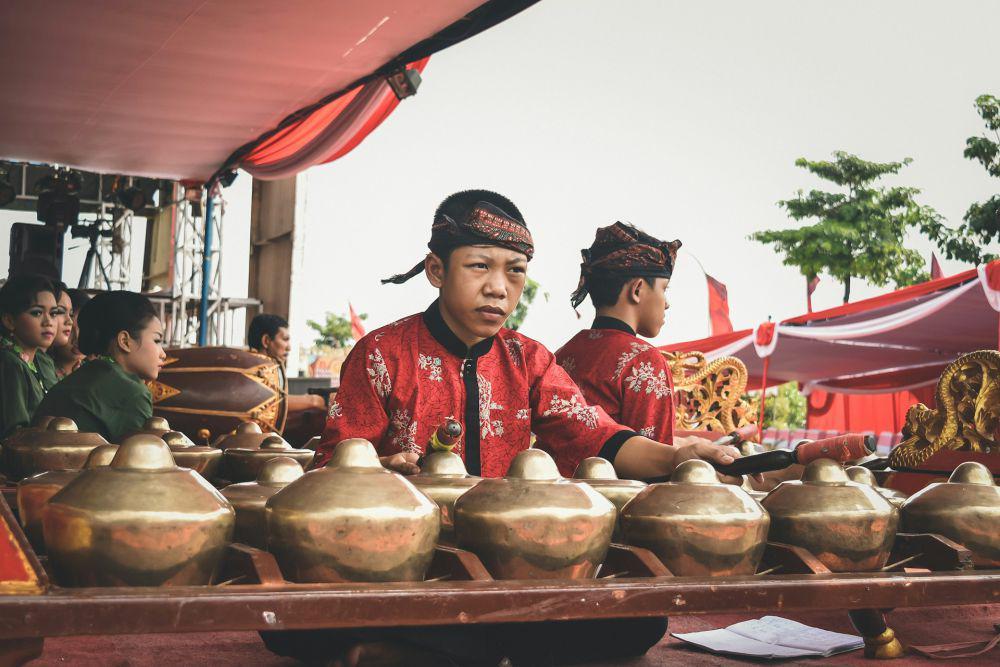 ilustrasi festival tradisi lokal (unsplash.com/Adrian Hartanto)