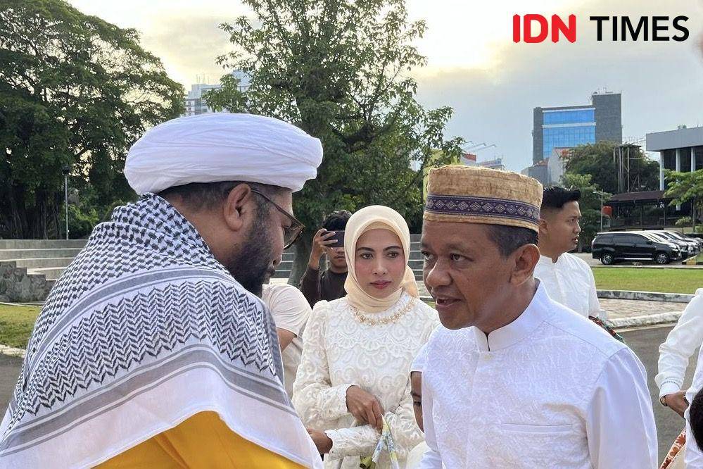 Menteri ESDM, Bahlil Lahadalia salat Idul Fitri di Masjid Ainul Hikmah di DPP Golkar, Slipi, pada Senin (31/3/2025). (IDN Times/Ridwan Aji Pitoko)