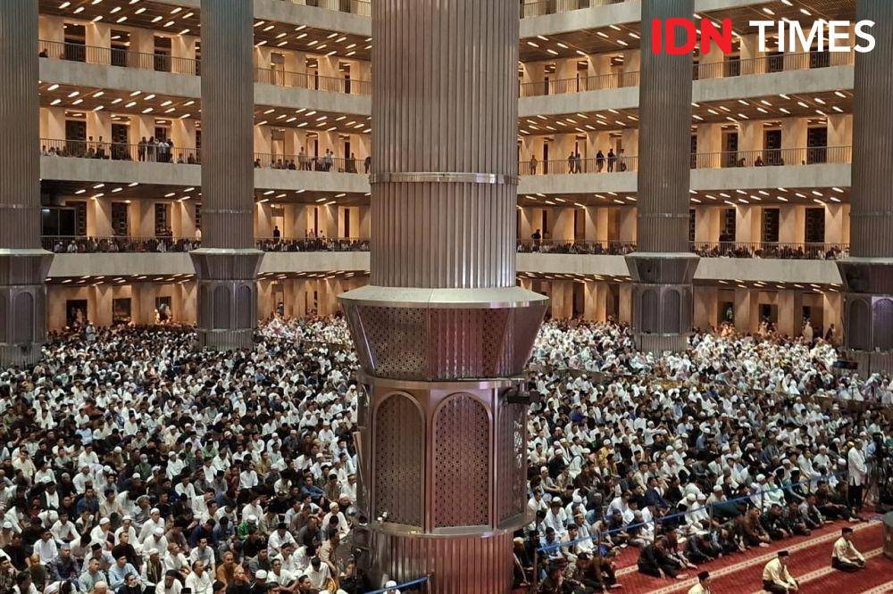 Suasana salat idulfitri di Masjid Istiqlal pada Senin (31/3/2025). (IDN Times/Amir Faisol)