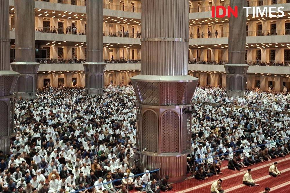 Suasana salat idulfitri di Masjid Istiqlal pada Senin (31/3/2025). (IDN Times/Amir Faisol)