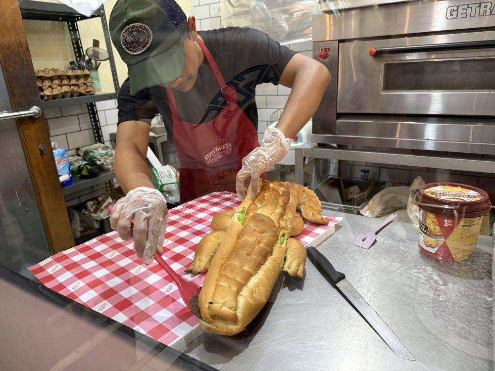 Potret roti buaya di gerai Cap Roti Buaya M Bloc (x.com/JacksonWang852)