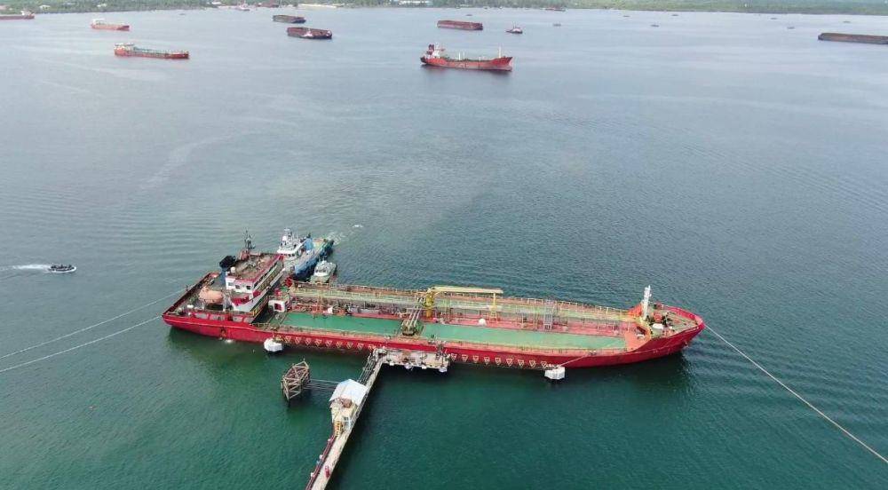Adanya pendangkalan alur Pelabuhan Pulau Baai di Bengkulu, mendorong Pertamina Patra Niaga segera melakukan mitigasi dengan mengambil langkah proaktif untuk memastikan ketersediaan bahan bakar minyak (BBM) di Bengkulu. (Dok. Pertamina)