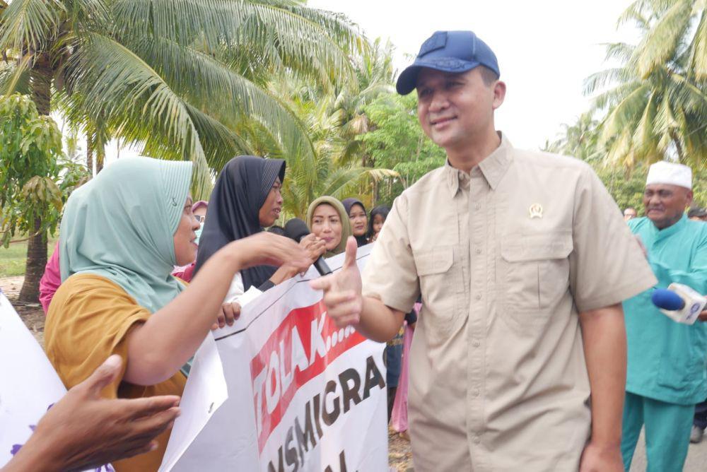 Menteri Transmigrasi Muhammad Iftitah Sulaiman Suryanagara saat temui warga Pulau Rempang yang masih menolak di relokasi (IDN Times/Putra Gema Pamungkas)