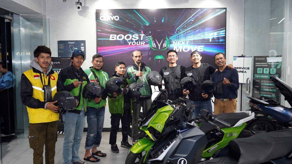 Alva dan Komunitas AOC Bagikan Helm Gratis ke Pengemudi Ojol
