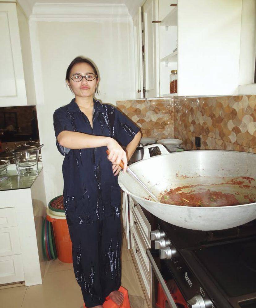 potret Prilly Latuconsina masak untuk Lebaran 2025 (Instagram.com/prillylatuconsina96)