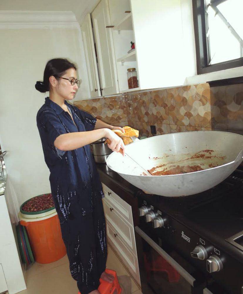 potret Prilly Latuconsina masak untuk Lebaran 2025 (Instagram.com/prillylatuconsina96)
