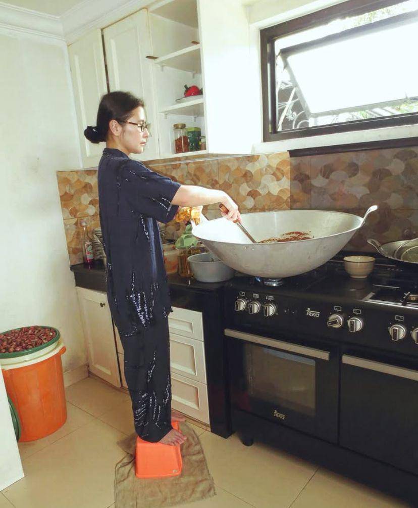 potret Prilly Latuconsina masak untuk Lebaran 2025 (Instagram.com/prillylatuconsina96)