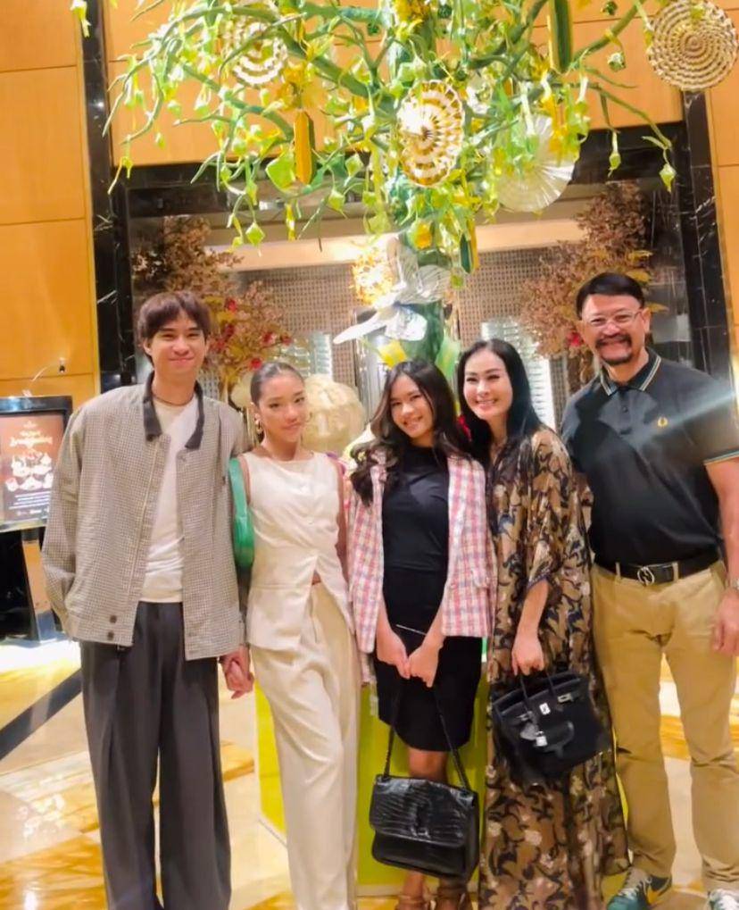 potret Iis Dahlia buka puasa bersama anak dan calon mantu (Instagram.com/isdadahlia)