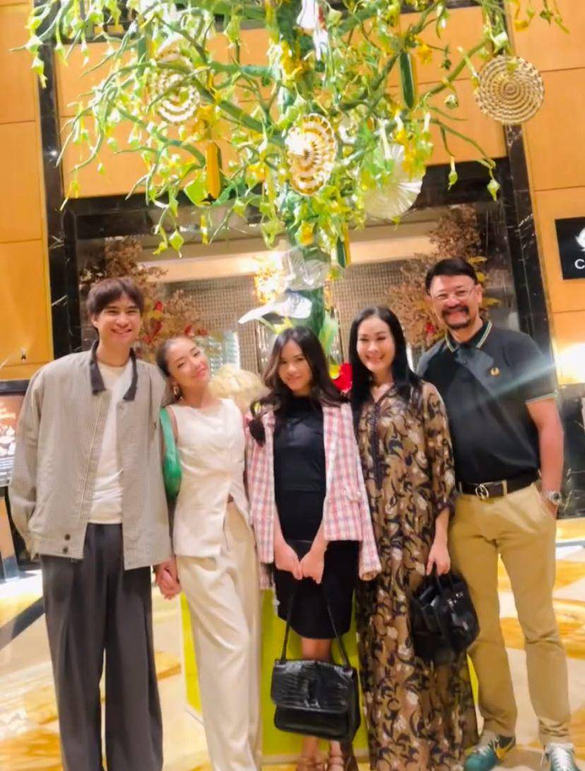potret Iis Dahlia buka puasa bersama anak dan calon mantu (Instagram.com/isdadahlia)