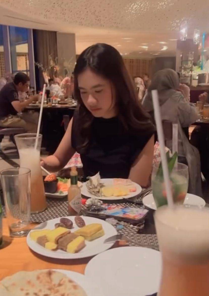 potret Iis Dahlia buka puasa bersama anak dan calon mantu (Instagram.com/isdadahlia)