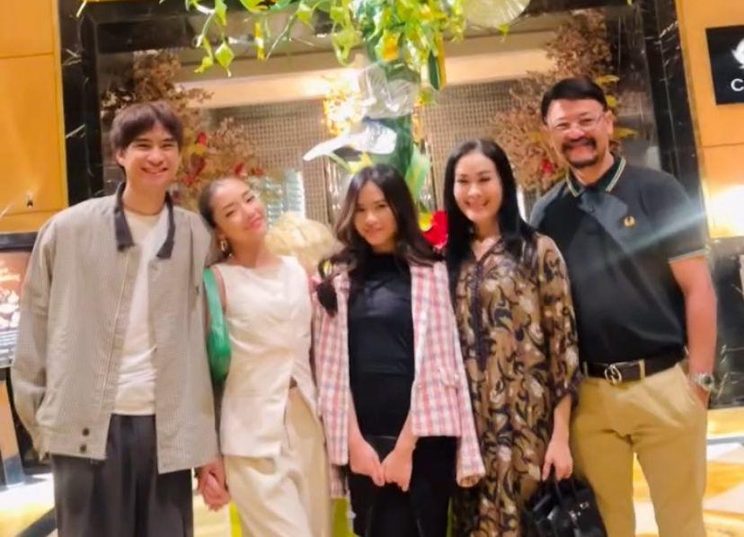 7 Potret Iis Dahlia Buka Puasa Bersama Anak dan Calon Mantu, Kompak!