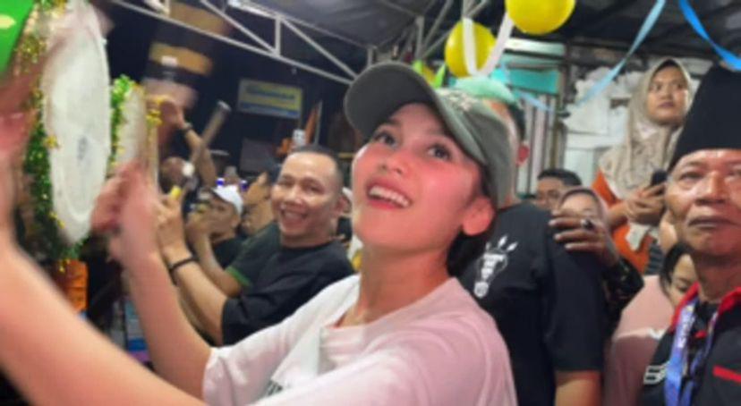 7 Potret Ayu Ting Ting Takbiran Bersama Warga Depok, Ikut Tabuh Bedug!