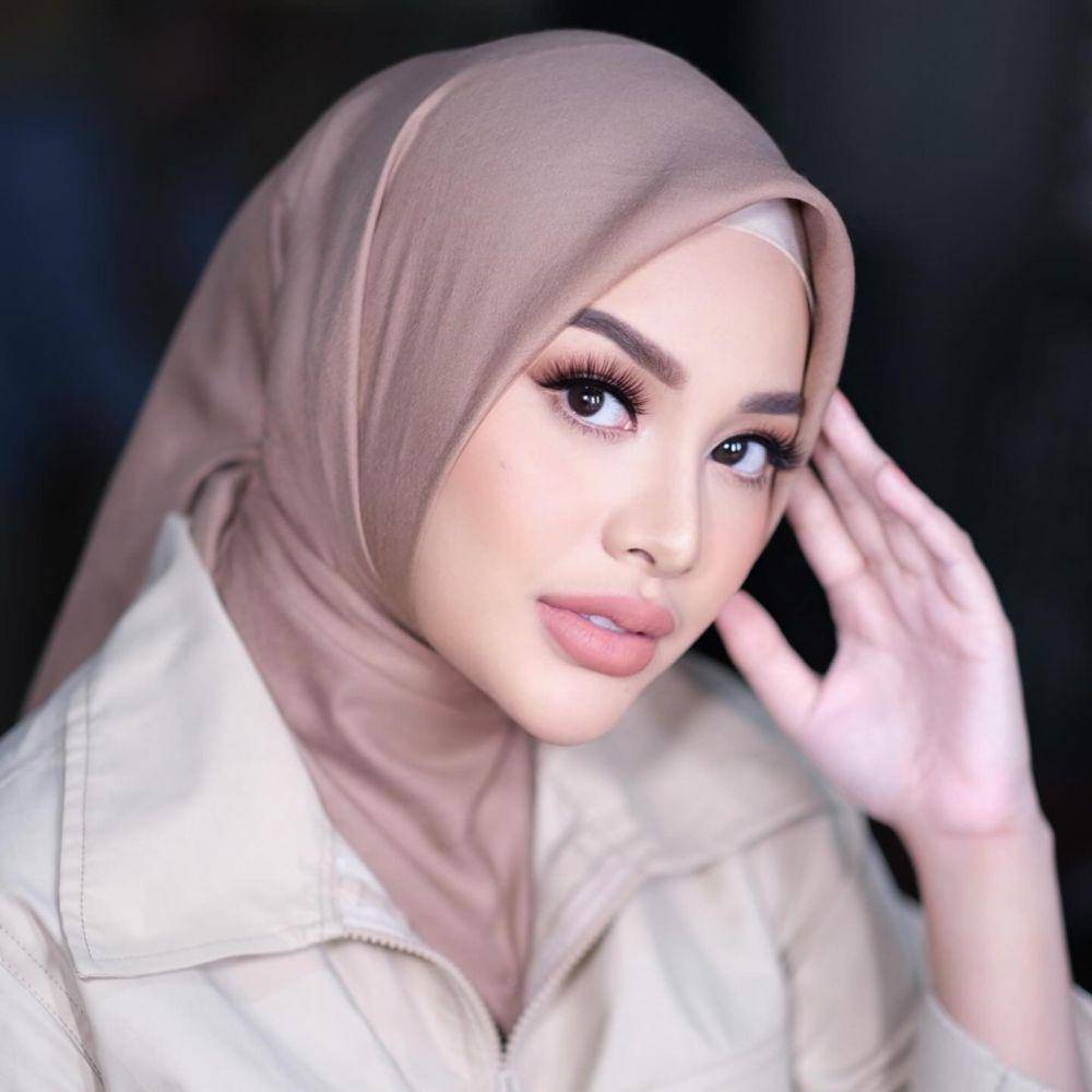 hijab do untuk Lebaran (instagram.com/makeupbylaode)