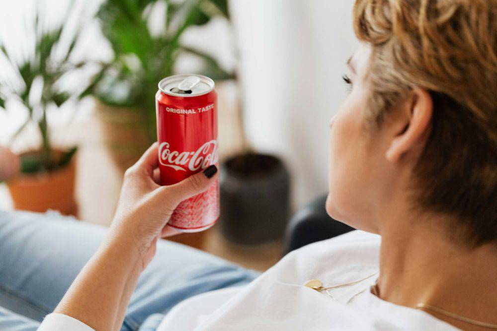 Ilustrasi wanita minum minuman bersoda  (pexels.com/Photo By: Kaboompics.com)
