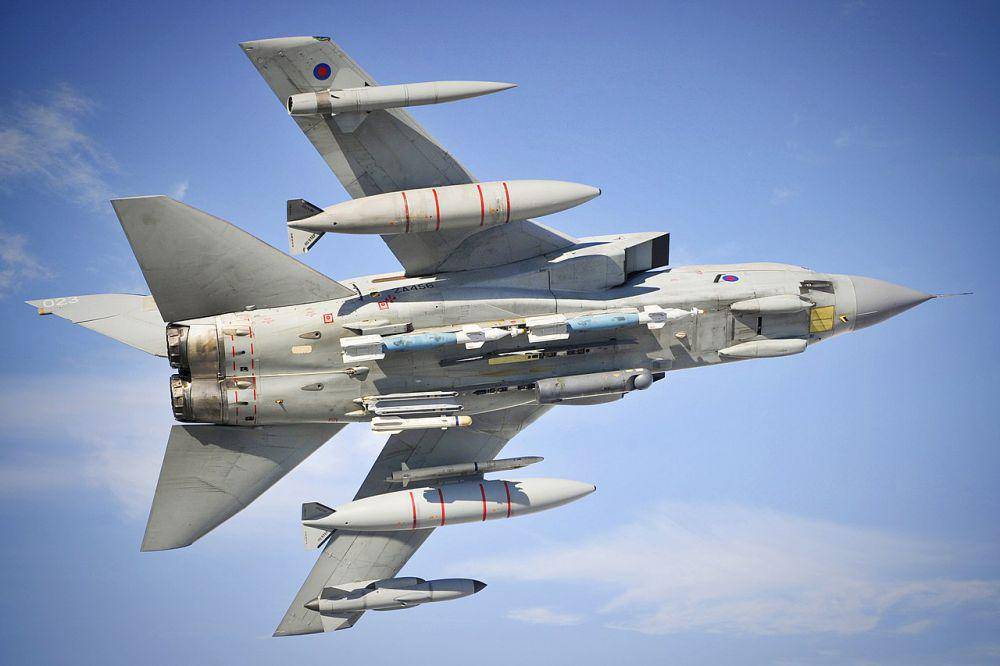 jet tempur Tornado GR4 AU Inggris dengan muatannya yang meliputi bom berpemandu laser Paveway, rudal udara ke darat Brimstone dan pod laser penanda target (commons.wikimedia.org/Corporal Mike Jones)