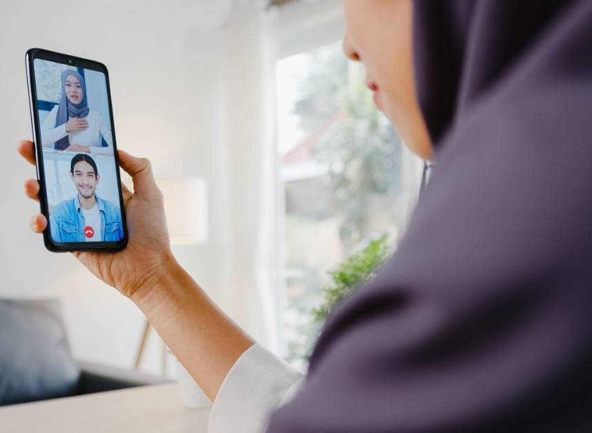 ilustrasi video call (freepik.com/tirachardz)