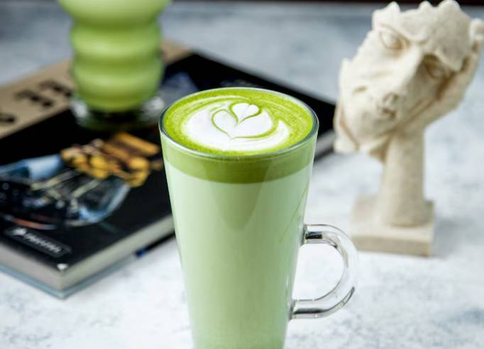 ilustrasi matcha latte (freepik.com/KamranAydinov)