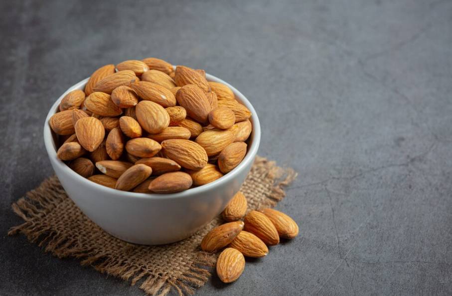 ilustrasi kacang almond (freepik.com/jcomp)