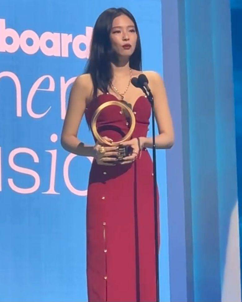 potret Jennie BLACKPINK di Billboard Women in Music Awards 2025 (instagram.com/billboard)