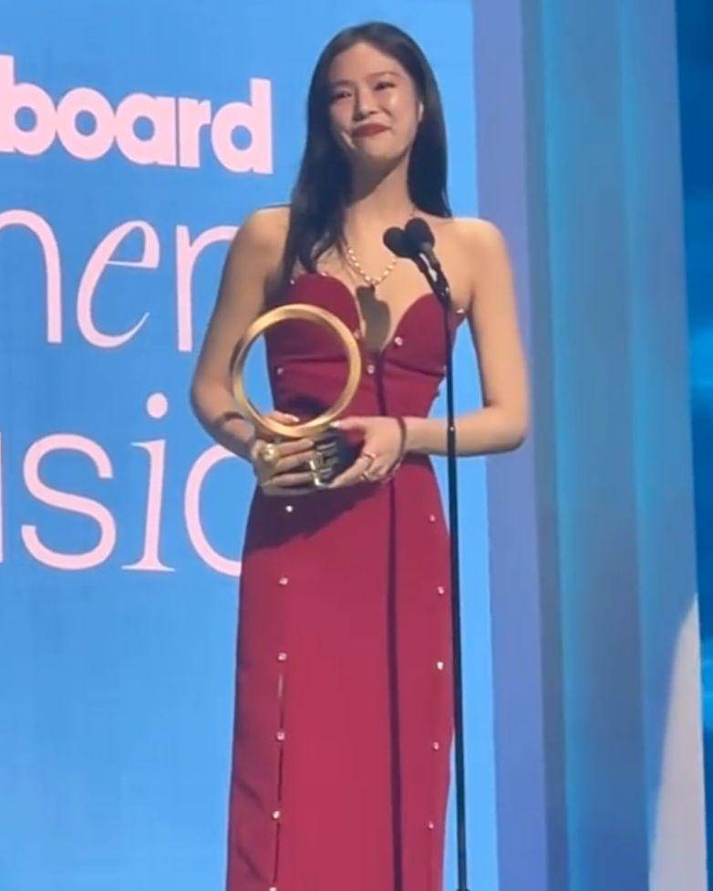 potret Jennie BLACKPINK di Billboard Women in Music Awards 2025 (instagram.com/billboard)