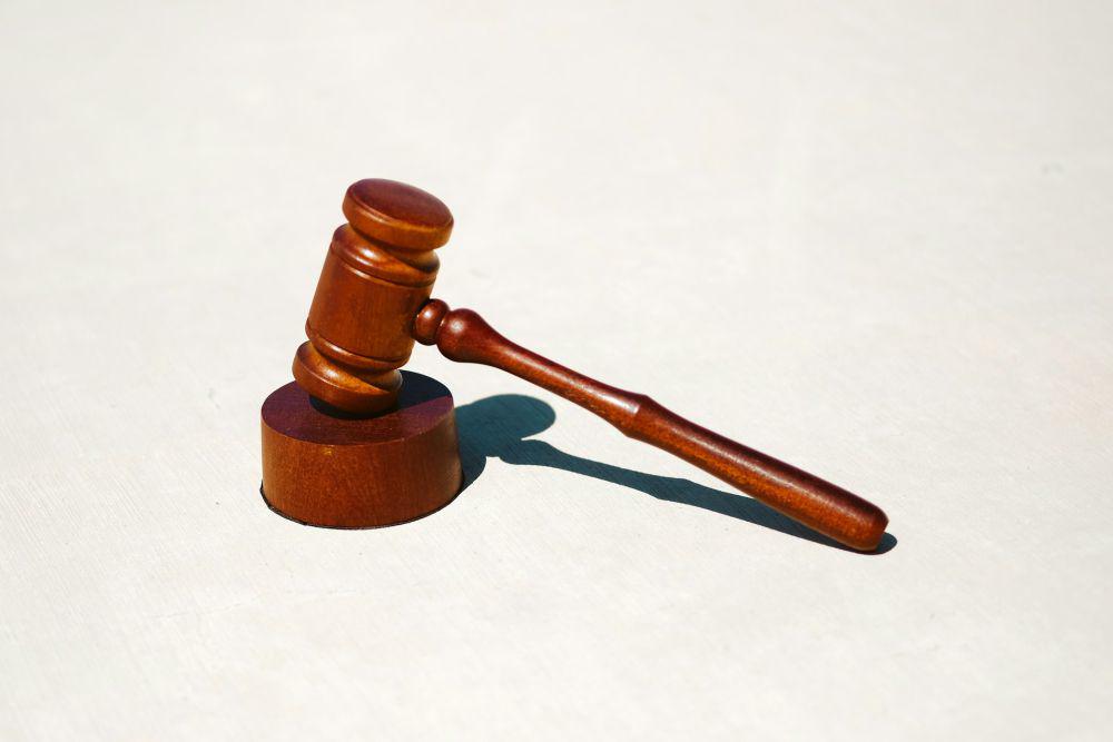 ilustrasi palu hakim (unsplash.com/Tingey Injury Law Firm)