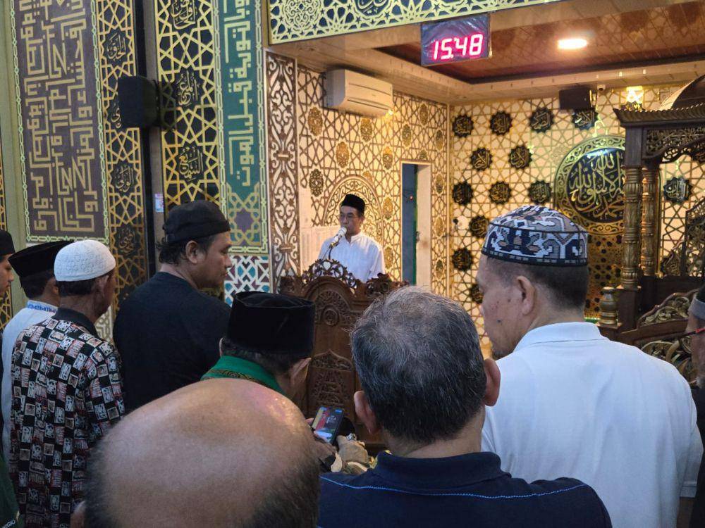 Rektor Universitas Hasanuddin (Unhas) Makassar, Prof. Jamaluddin Jompa, berbicara sebelum salat jenazah Guru Besar FEB Unhas Prof. Halide pada Sabtu 29 Maret 2025. (Dok. Humas Universitas Hasanuddin)