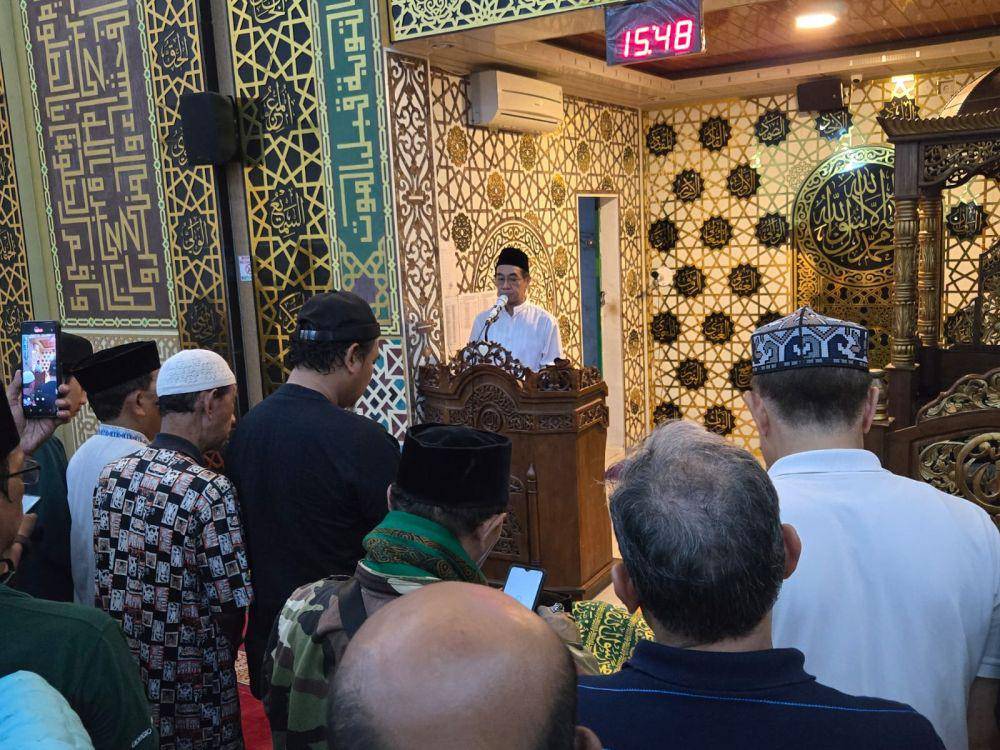 Rektor Universitas Hasanuddin (Unhas) Makassar, Prof. Jamaluddin Jompa, berbicara sebelum salat jenazah Guru Besar FEB Unhas Prof. Halide pada Sabtu 29 Maret 2025. (Dok. Humas Universiatas Hasanuddin)
