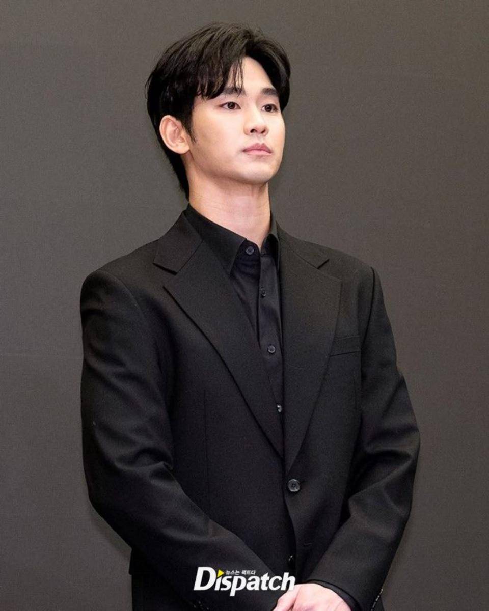potret Kim Soo Hyun hadiri konpress pada 31 Maret (dok. Dispatch)