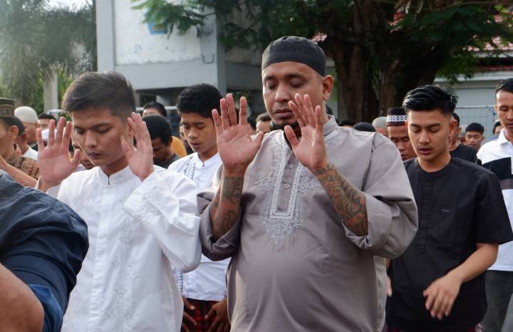 Narapidana Lapas Kelas IIA Padang mengikuti shalat Idul Fitri (Foto: IDN Times/Halbert Caniago)