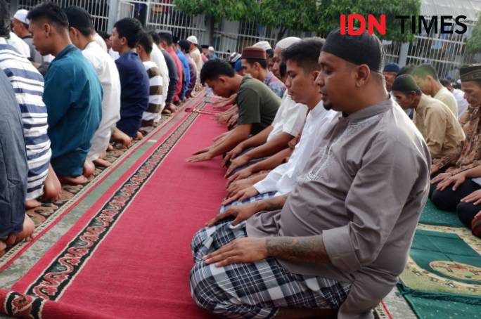 Narapidana Lapas Kelas IIA Padang mengikuti shalat Idul Fitri (Foto: IDN Times/Halbert Caniago)